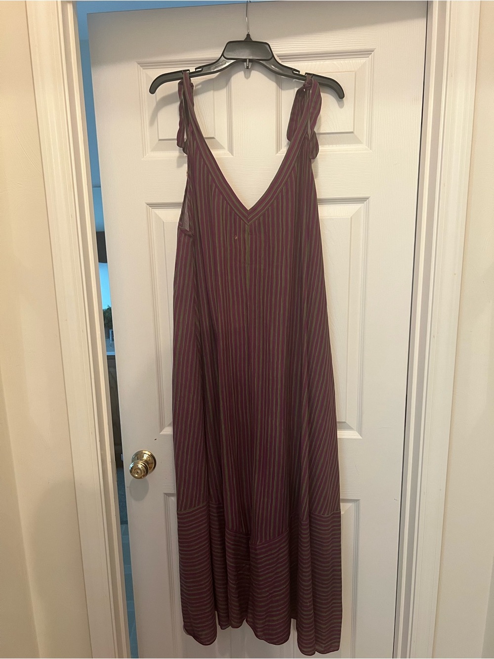 Elegant Strip Dress - Picture 4 of 5